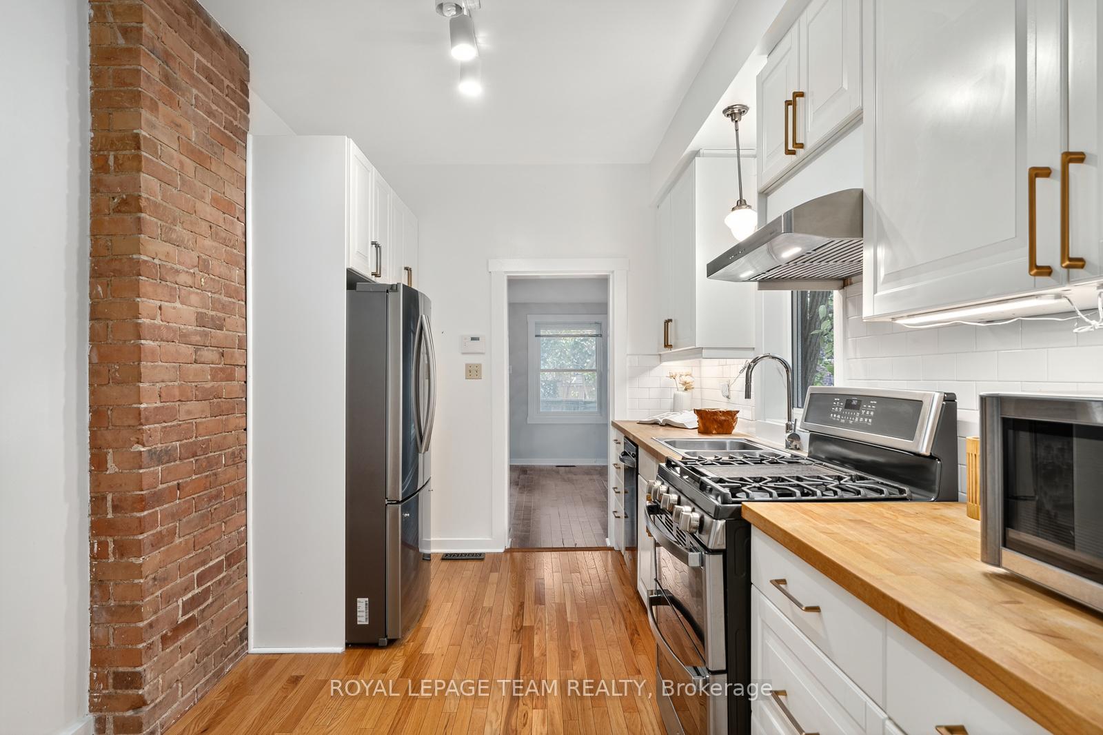 Photo 9 of 27 Ivy Crescent, Ottawa, Lindenlea — HOMEH