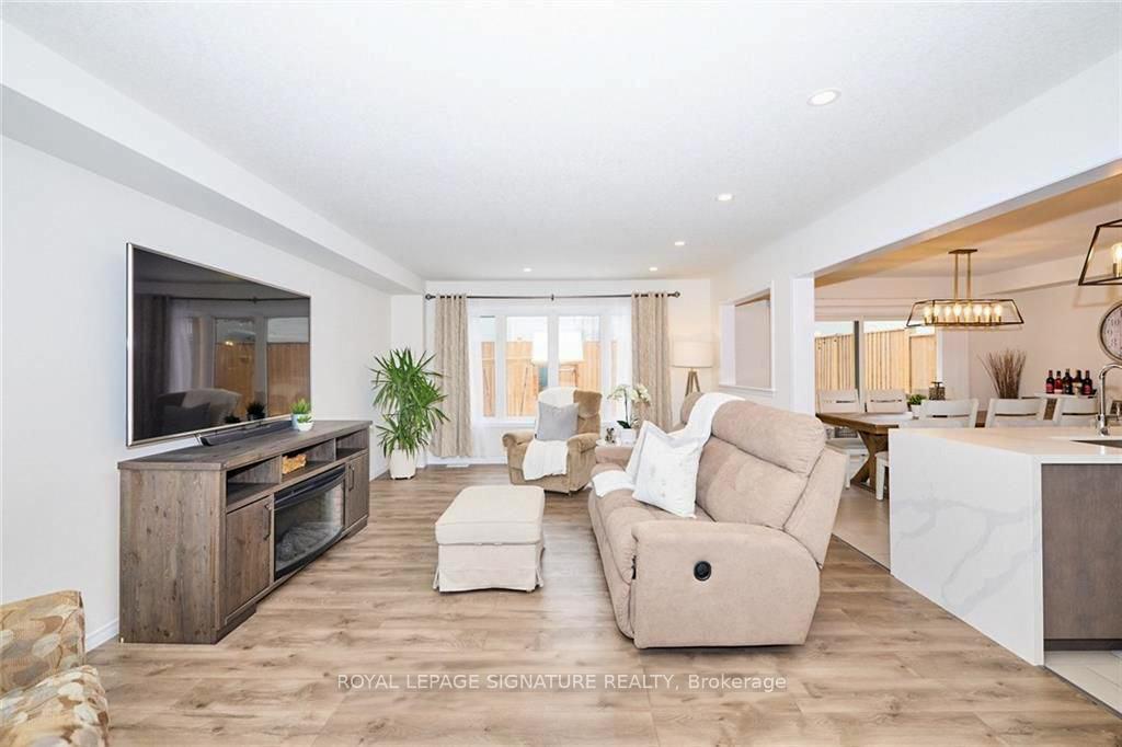 Photo 3 of 7830 Buckeye Crescent, Niagara Falls, Brown — HOMEH