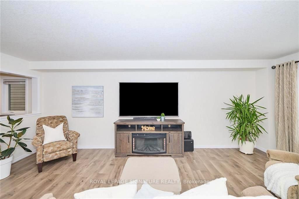 Photo 9 of 7830 Buckeye Crescent, Niagara Falls, Brown — HOMEH