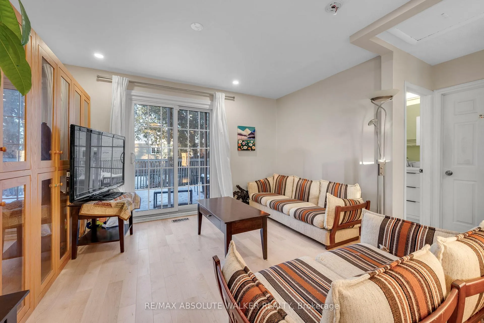 Photo 3 of 1343 Highgate Road, Ottawa, Parkway Park — HOMEH
