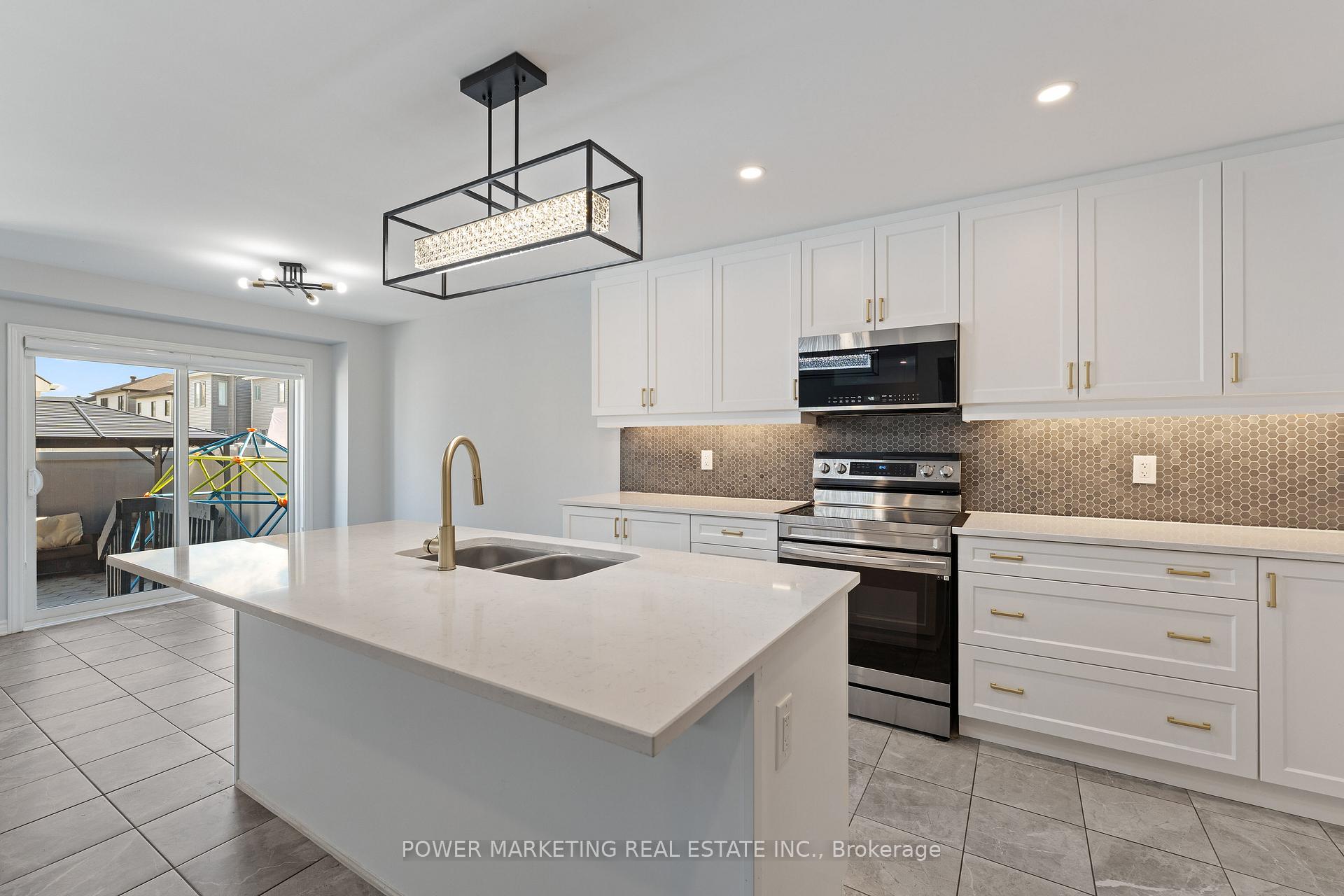 Photo 10 of 815 Henslows Circle, Ottawa, Avalon West — HOMEH
