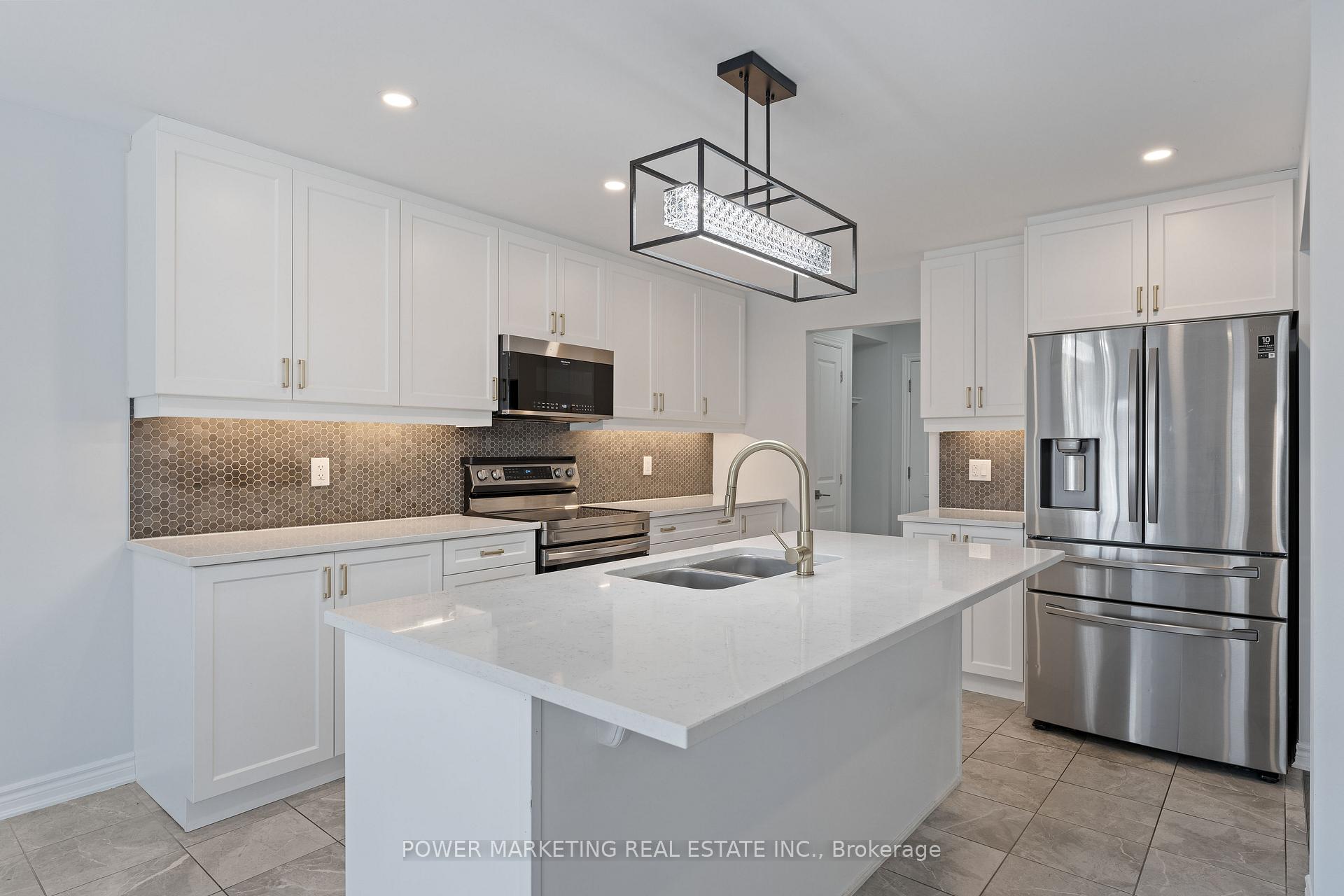 Photo 12 of 815 Henslows Circle, Ottawa, Avalon West — HOMEH