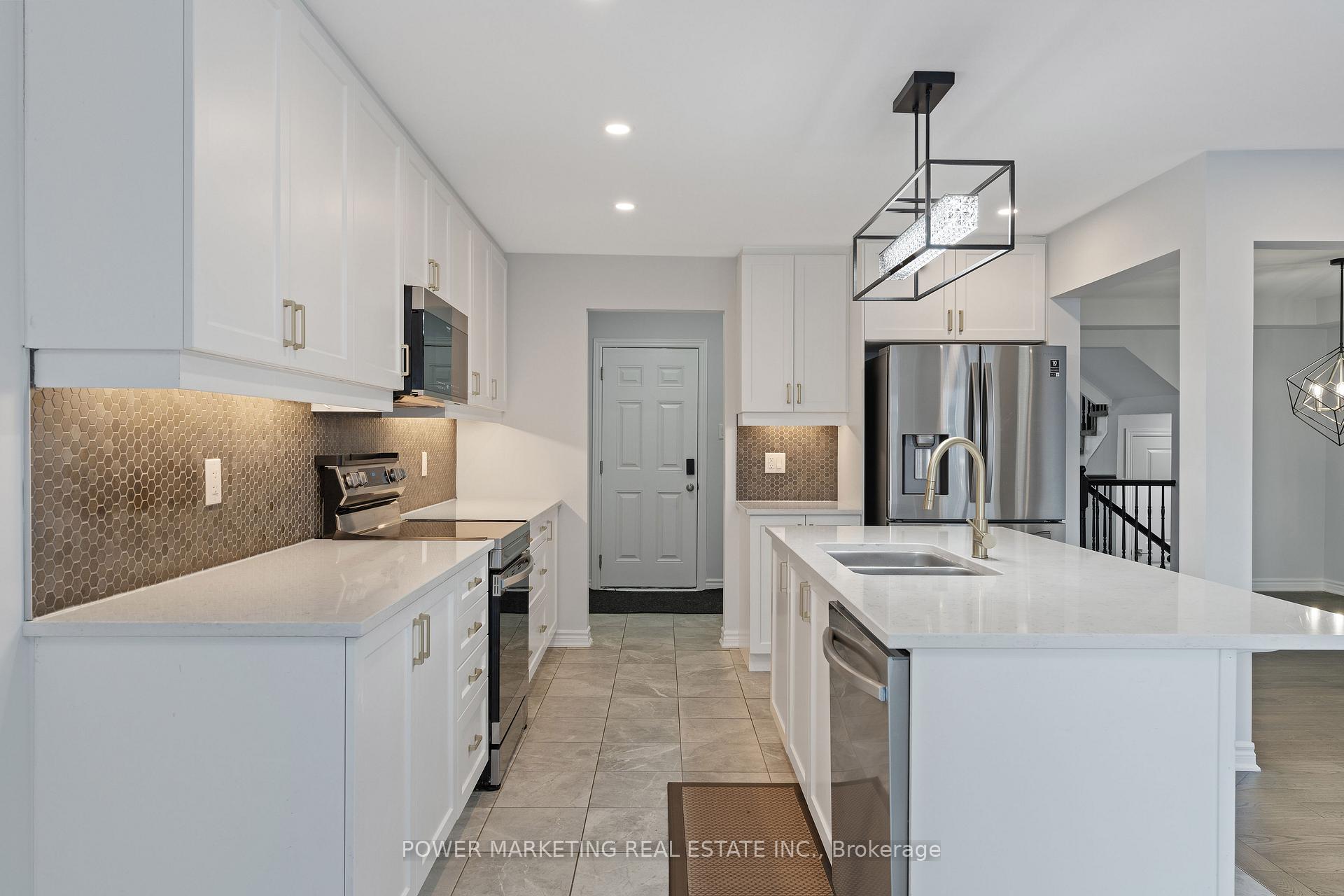 Photo 13 of 815 Henslows Circle, Ottawa, Avalon West — HOMEH