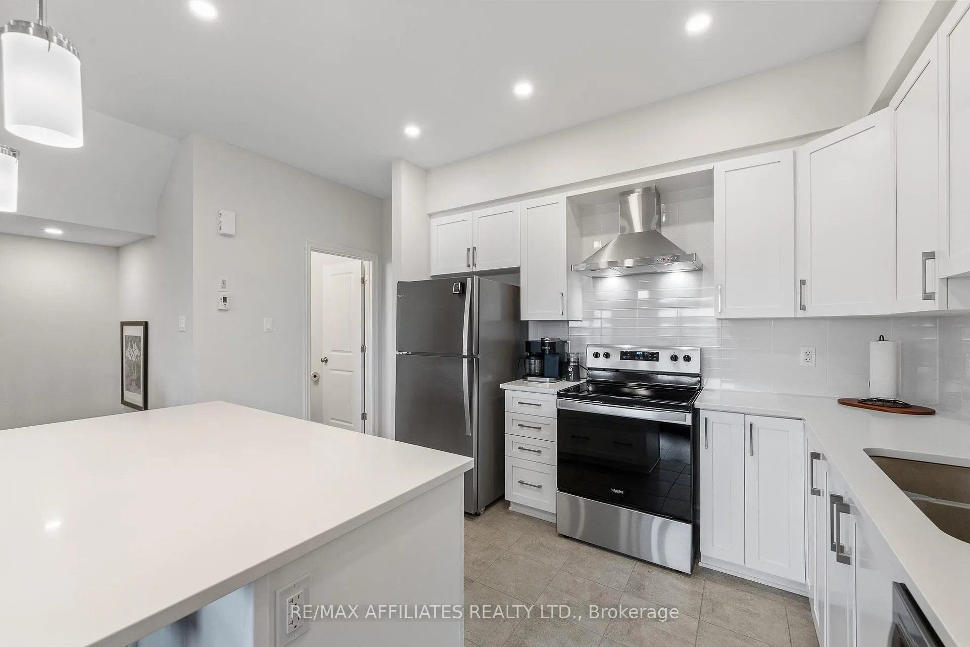 Photo 8 of 28 Verglas Lane, Ottawa, Mer Bleue/Bradley Estates/Anderson Park — HOMEH