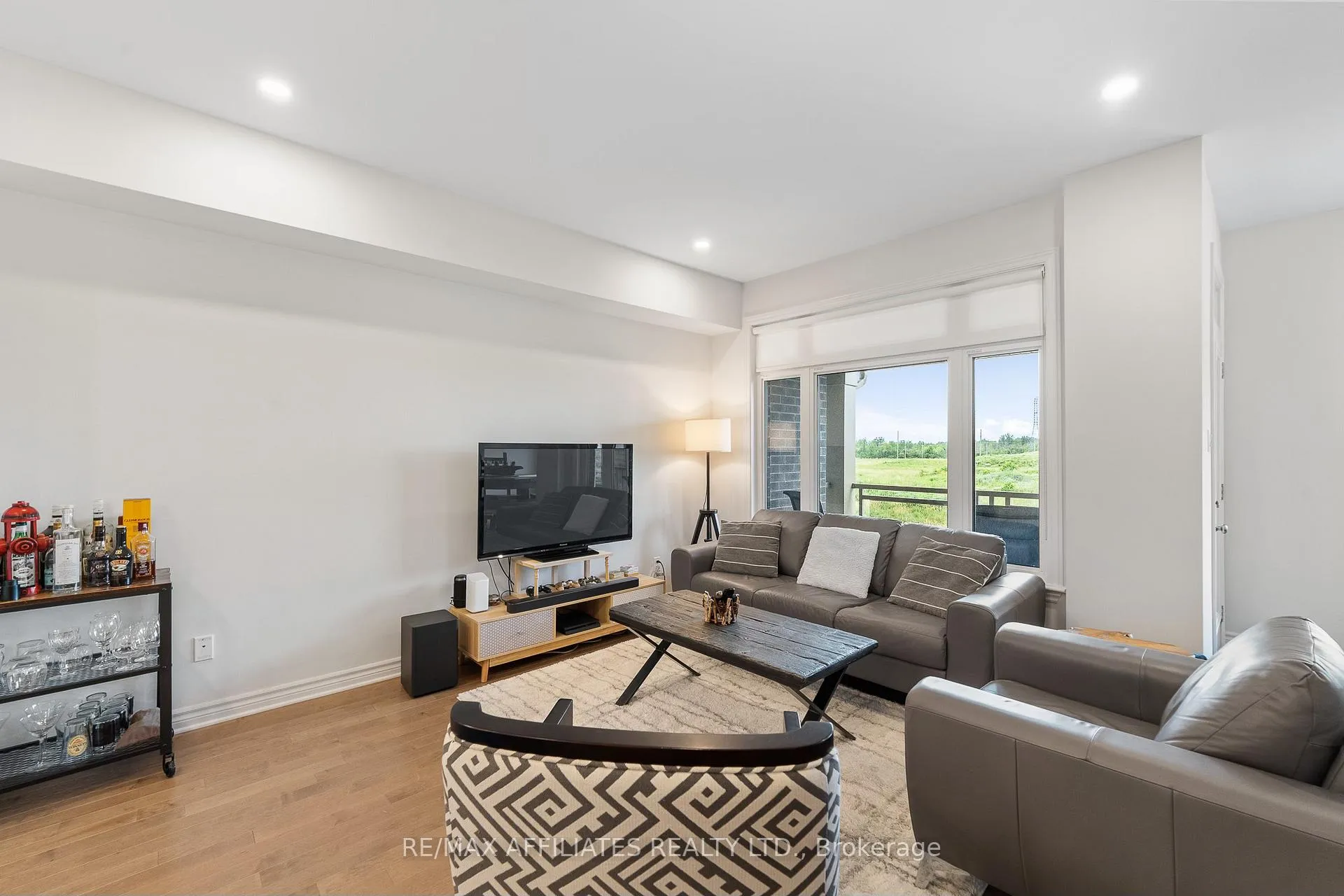 Photo 10 of 28 Verglas Lane, Ottawa, Mer Bleue/Bradley Estates/Anderson Park — HOMEH