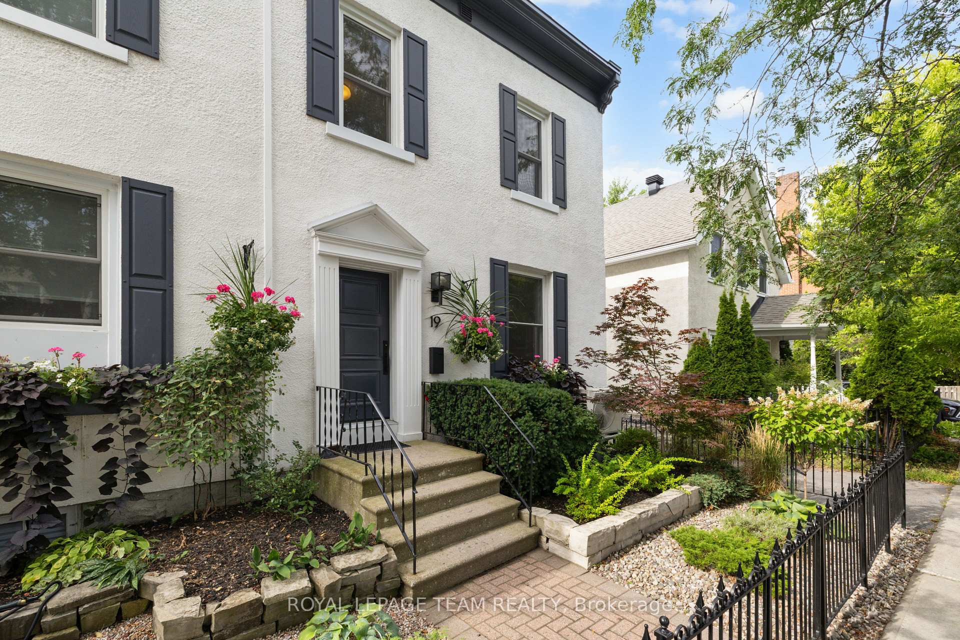 Photo 2 of 19 Crichton Street, Ottawa, New Edinburgh — HOMEH