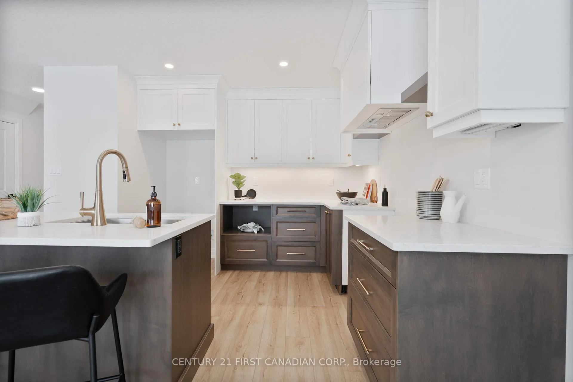 Photo 10 of 64 Postma Crescent, North Middlesex, Ailsa Craig — HOMEH