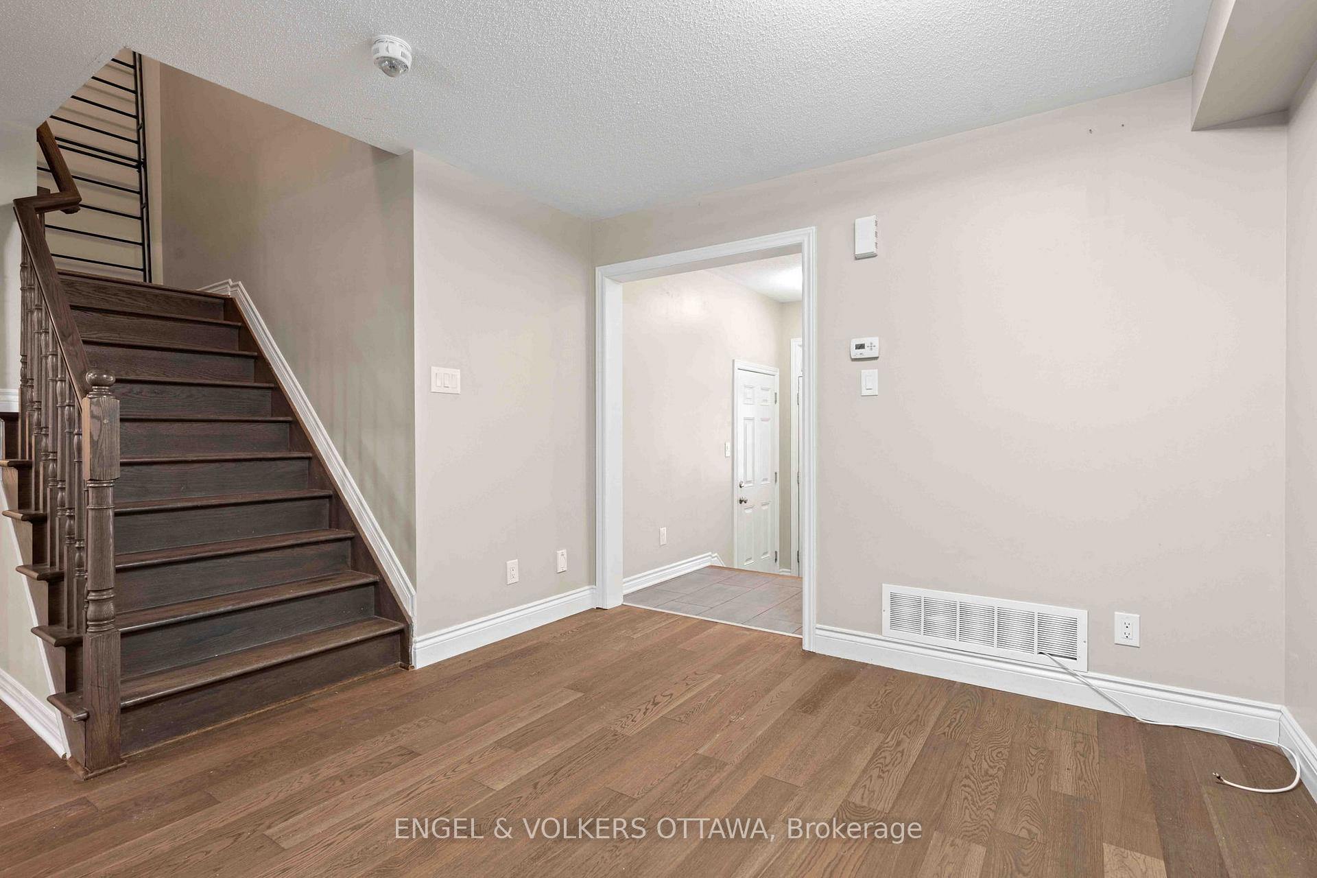 Photo 6 of 536 Broadleaf Street, Ottawa, Avalon West — HOMEH