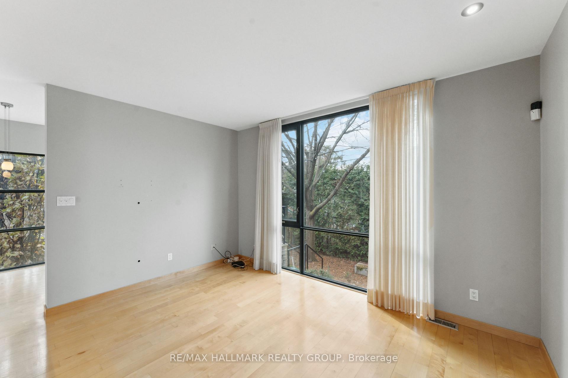 Photo 10 of 54 Douglas Avenue, Ottawa, Lindenlea — HOMEH