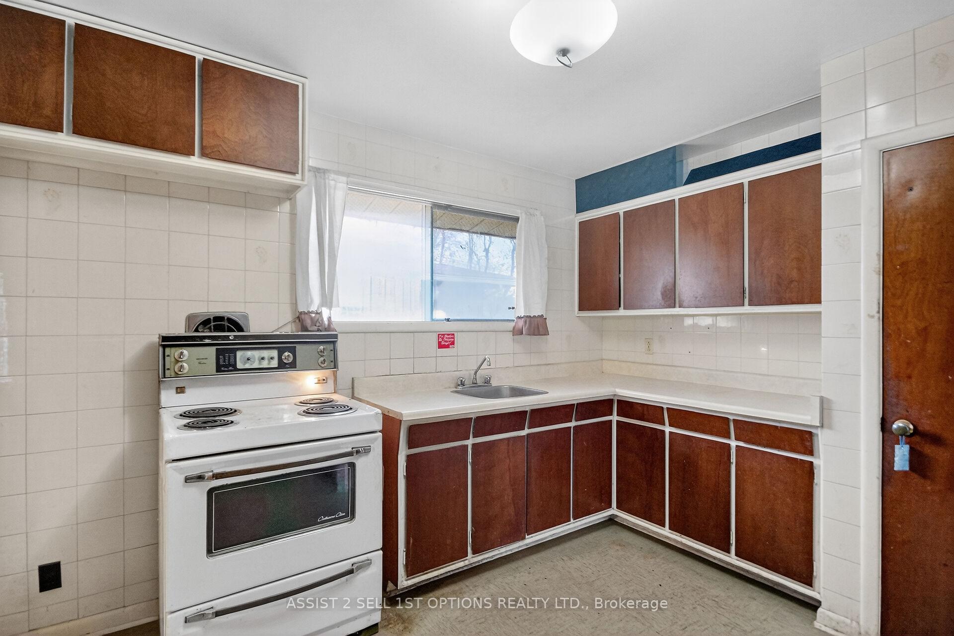 Photo 5 of 2096 Kingsley Road, Ottawa, Parkway Park — HOMEH