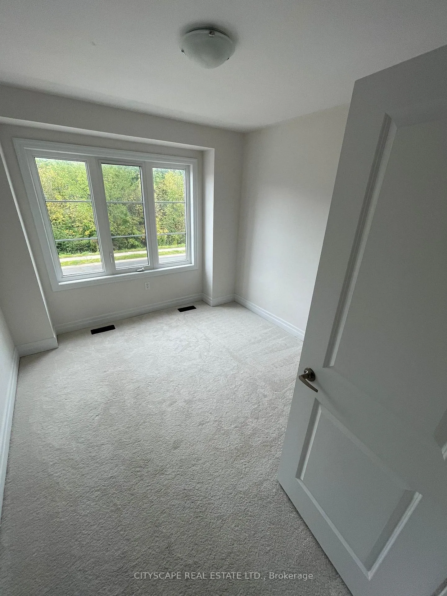 Photo 5 of 9249 Whiteoak Avenue, Niagara Falls, Lyons Creek — HOMEH