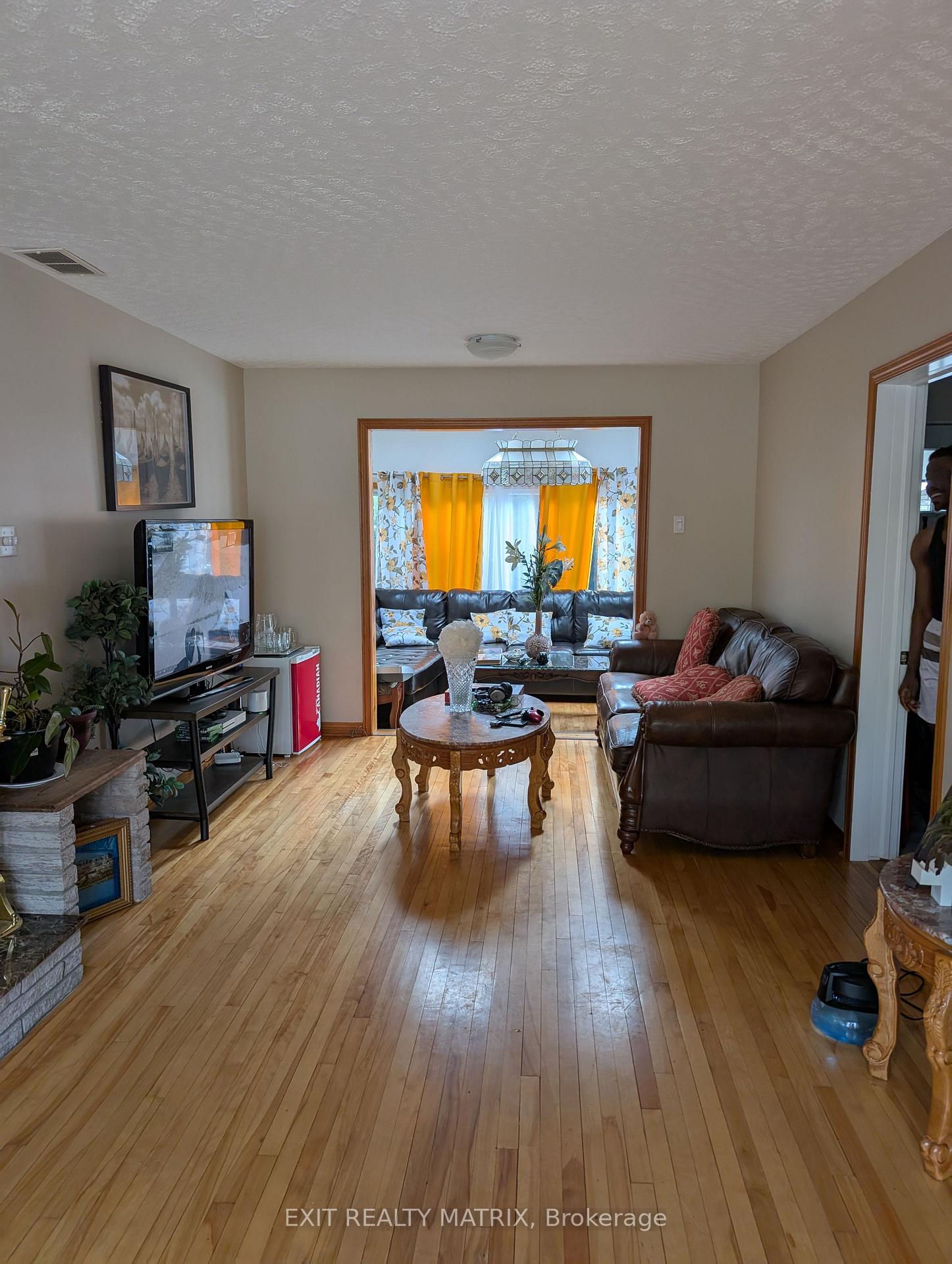 Photo 2 of 393 Donald Street, Ottawa, Overbrook/Castle Heights — HOMEH