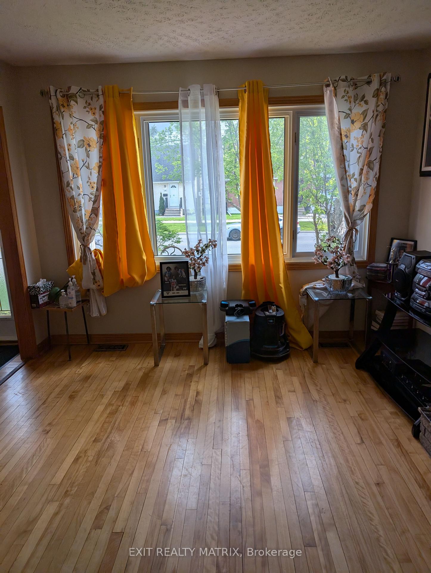 Photo 4 of 393 Donald Street, Ottawa, Overbrook/Castle Heights — HOMEH