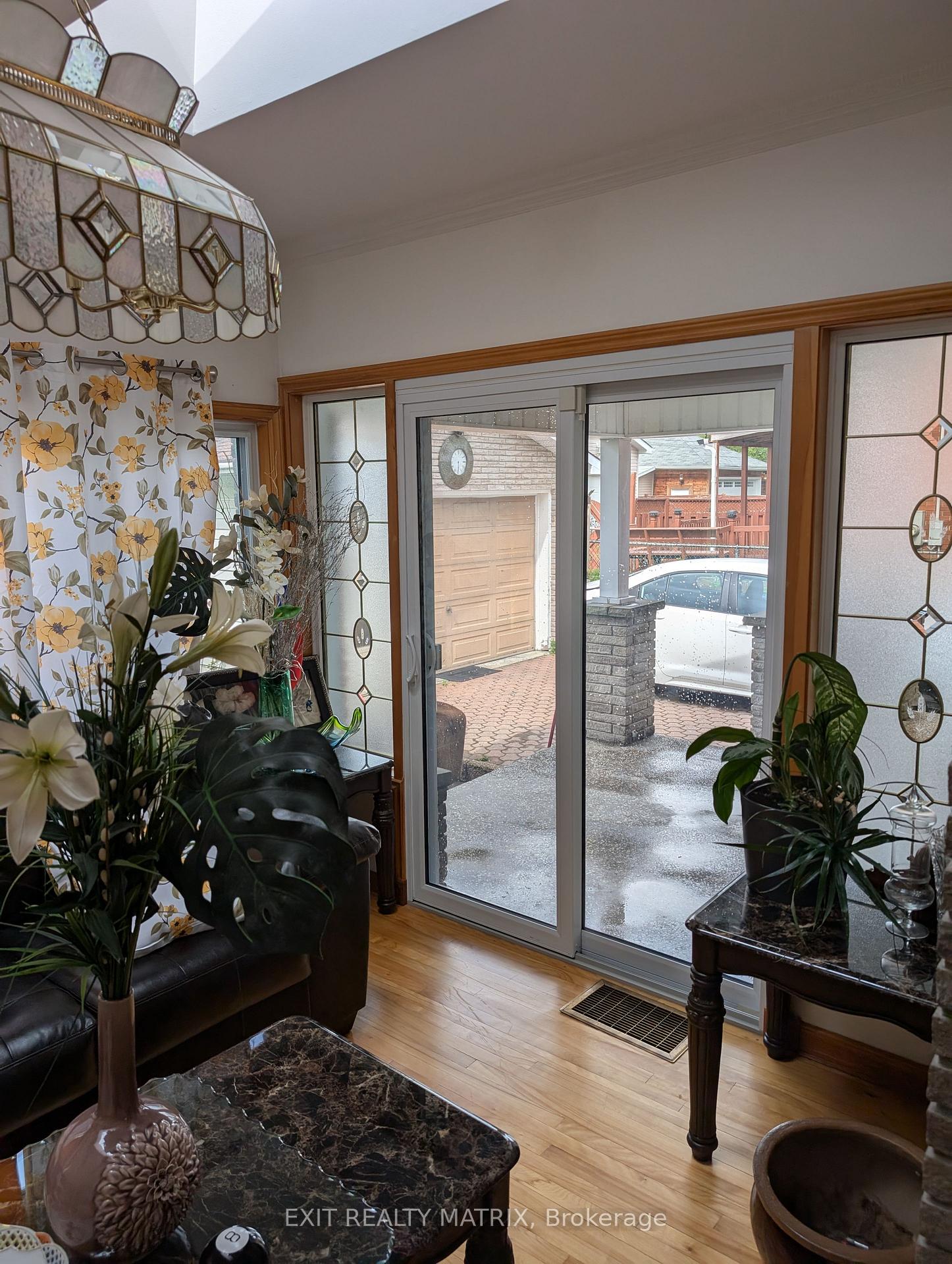 Photo 5 of 393 Donald Street, Ottawa, Overbrook/Castle Heights — HOMEH
