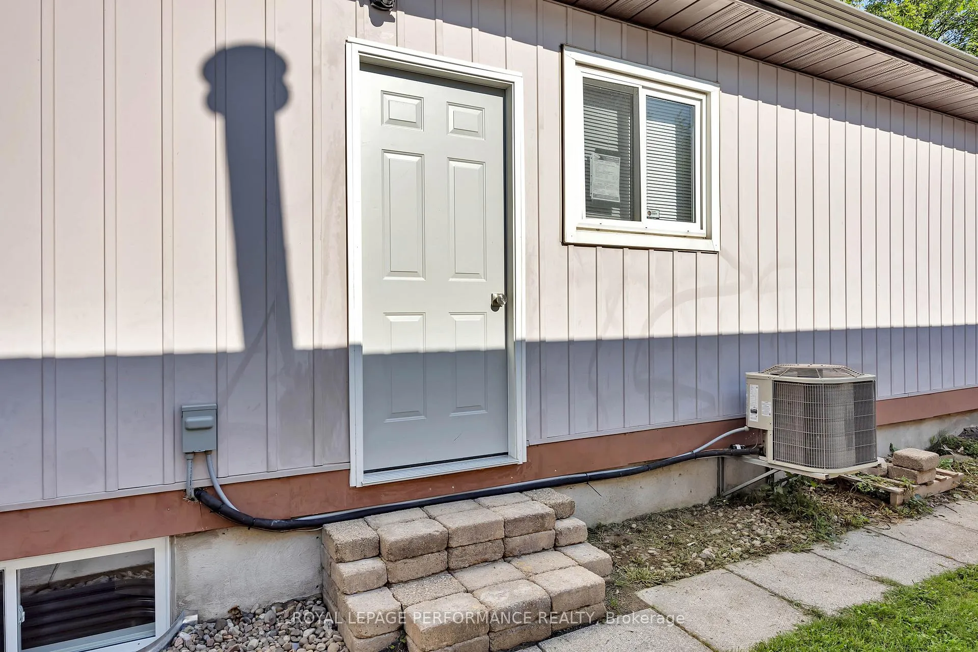 Photo 2 of Unit B, 336 Tulip Crescent, Ottawa, Chatelaine Village — HOMEH