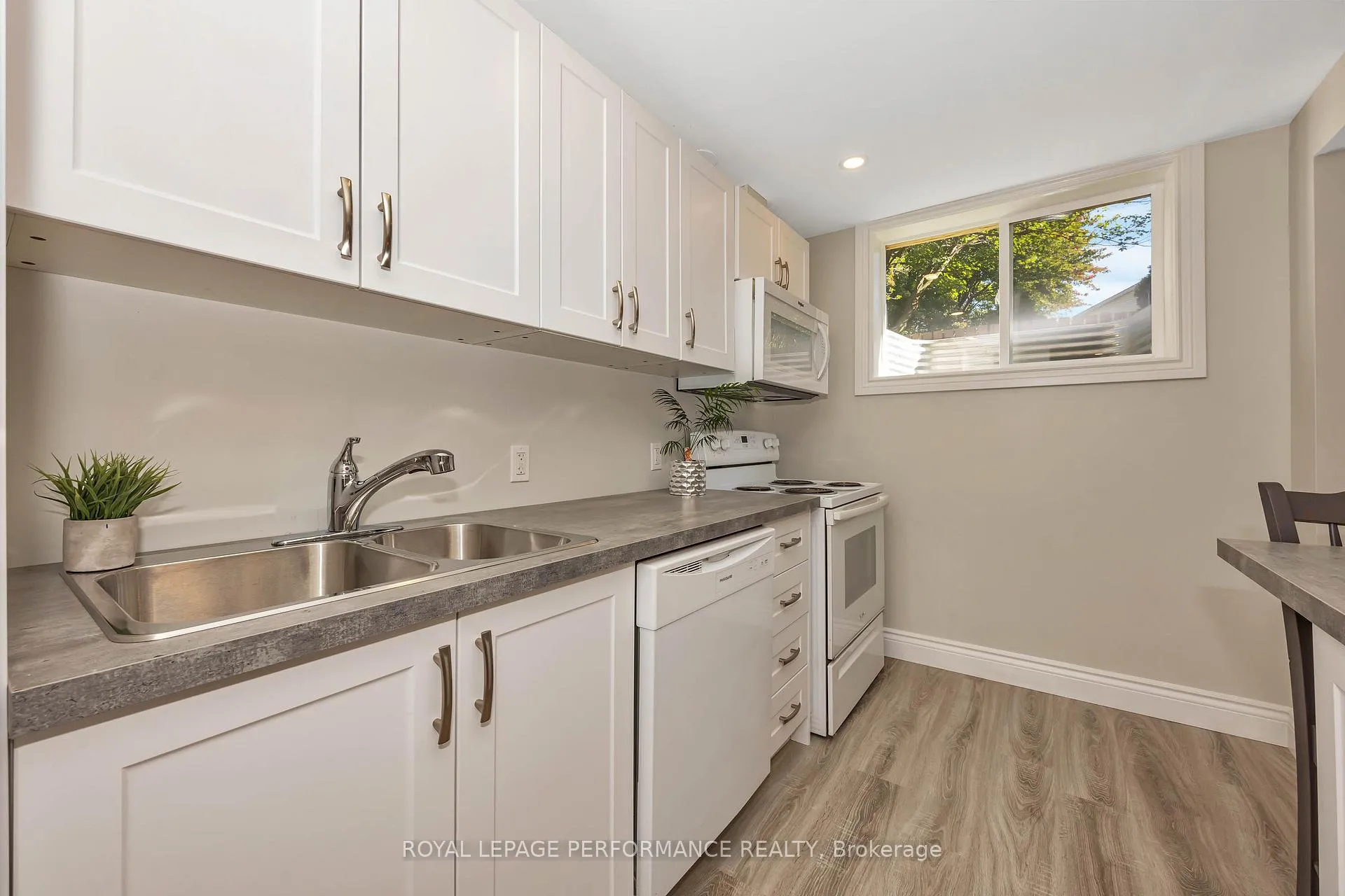 Photo 6 of Unit B, 336 Tulip Crescent, Ottawa, Chatelaine Village — HOMEH