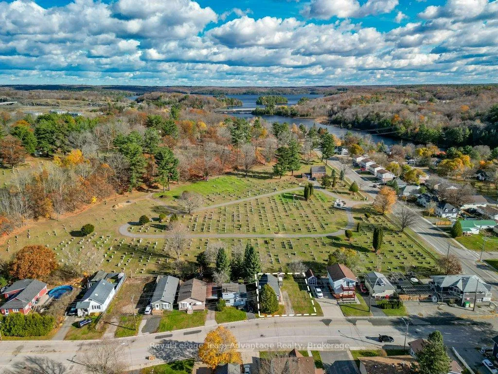 Photo 3 of 9 Hillcrest Avenue, Parry Sound — HOMEH
