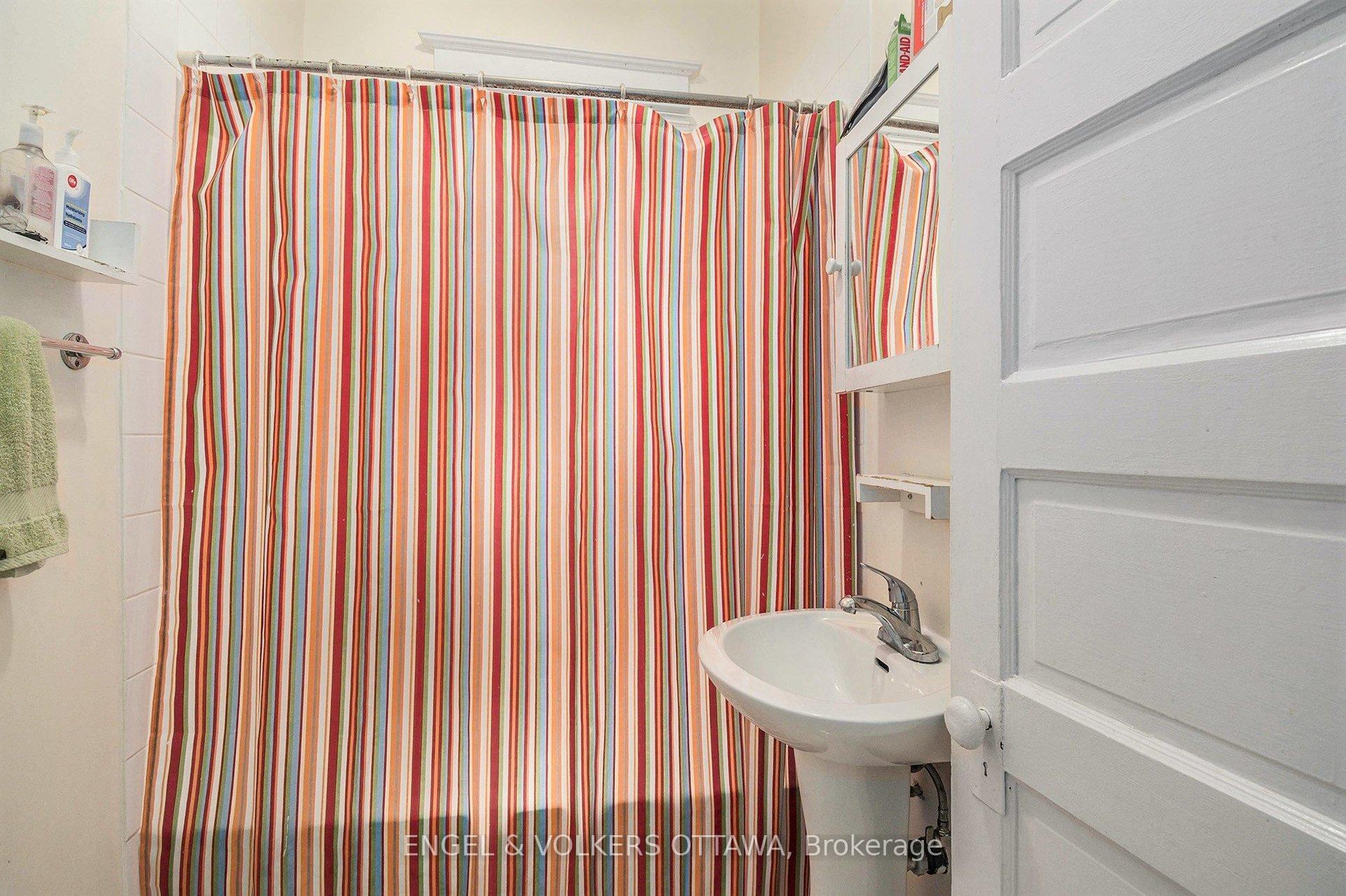 Photo 10 of Unit 1, 172 Ivy Crescent, Ottawa, Lindenlea — HOMEH
