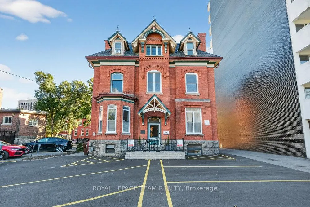 Front of 260 Somerset Street W