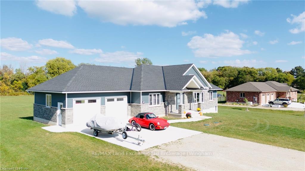 Photo 5 of 320 Turnberry Street, North Huron, Wingham — HOMEH