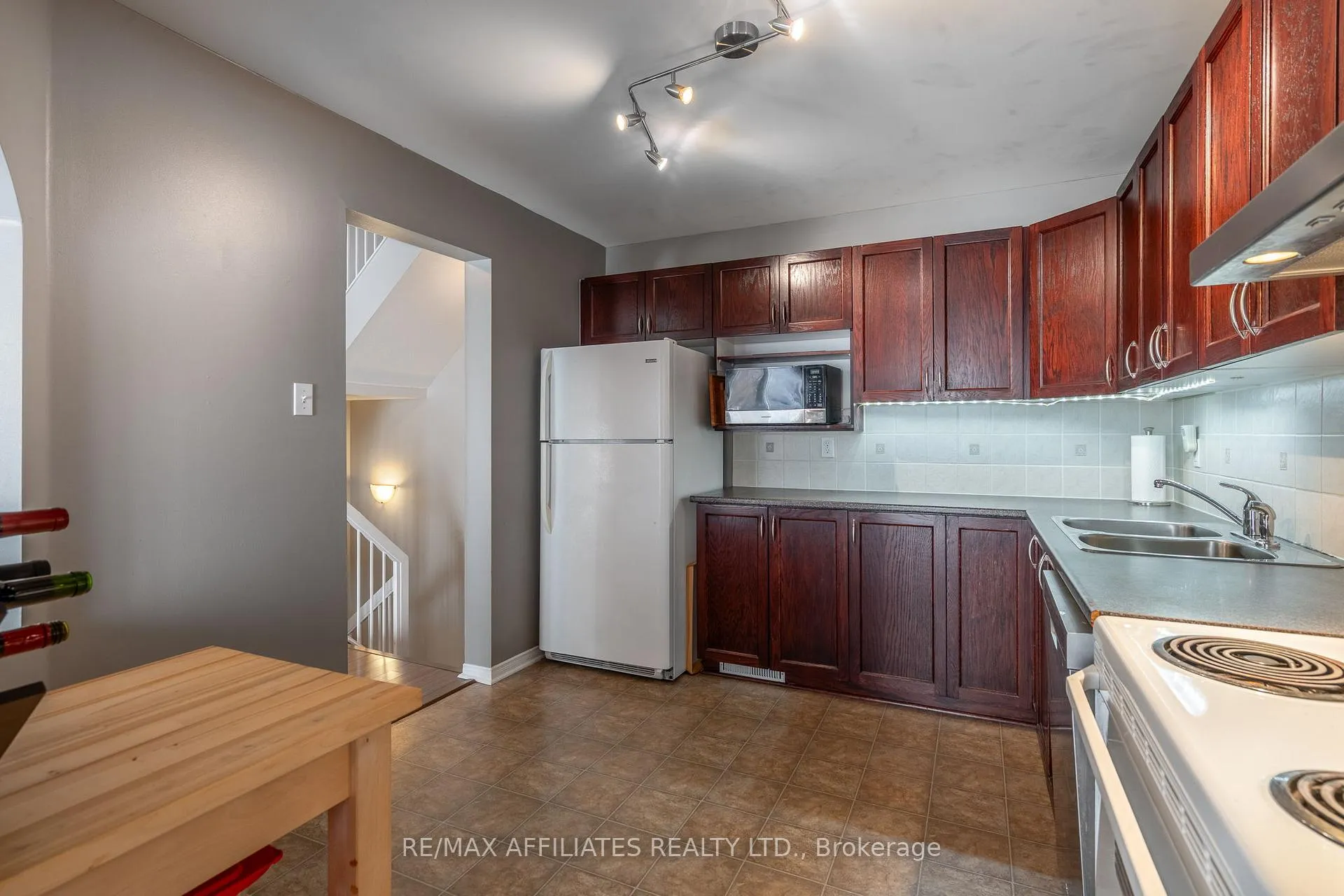 Photo 12 of 1031 Capreol Street, Ottawa, Avalon East — HOMEH