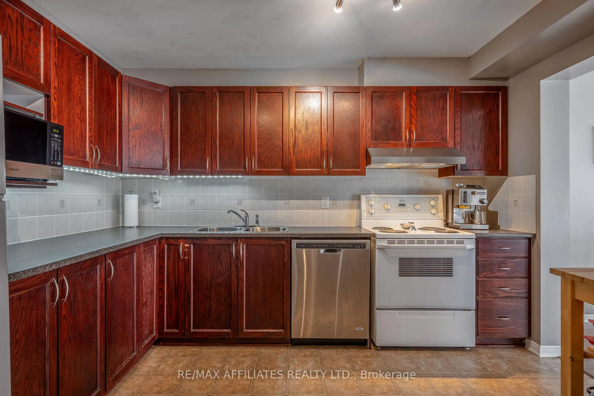 Photo 13 of 1031 Capreol Street, Ottawa, Avalon East — HOMEH