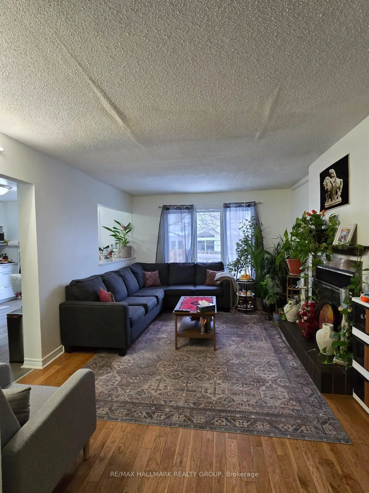 Photo 3 of 1863 Leclair Crescent, Ottawa, Queenswood Heights South — HOMEH