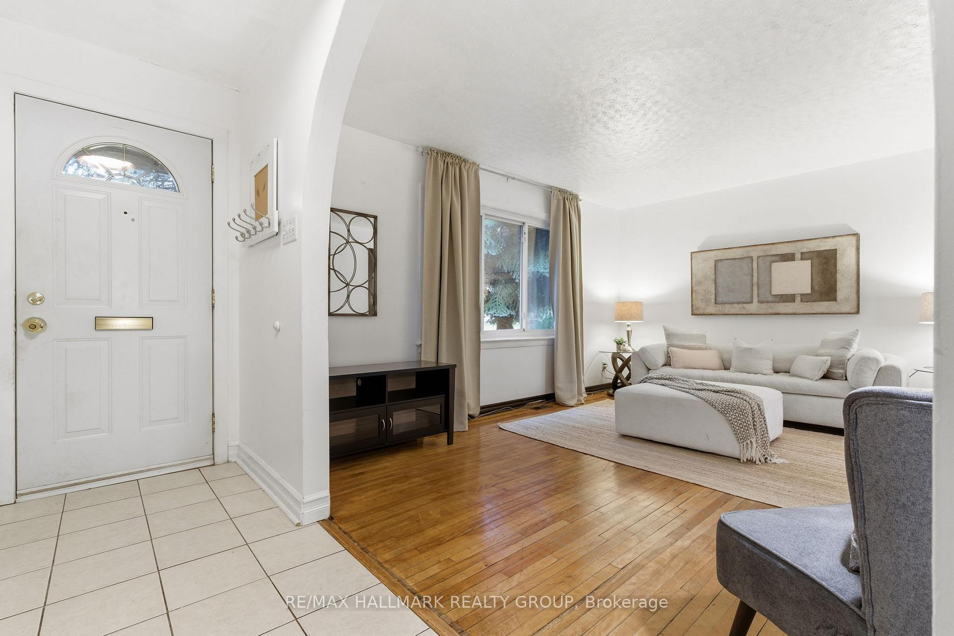 Photo 3 of 800 Cummings Avenue, Ottawa, Castle Heights/Rideau High — HOMEH