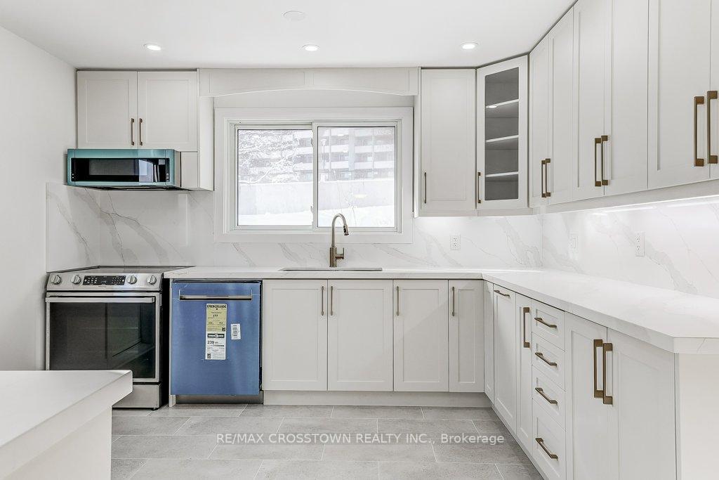 Photo 11 of 436 Dixon Boulevard, Newmarket, Central Newmarket — HOMEH