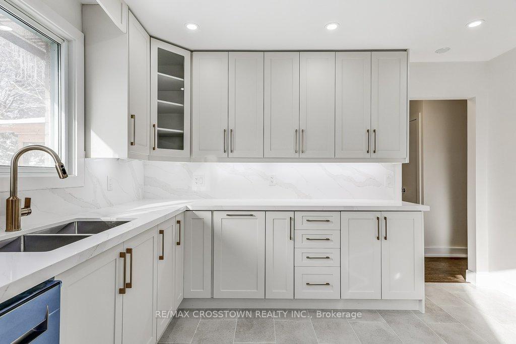 Photo 13 of 436 Dixon Boulevard, Newmarket, Central Newmarket — HOMEH