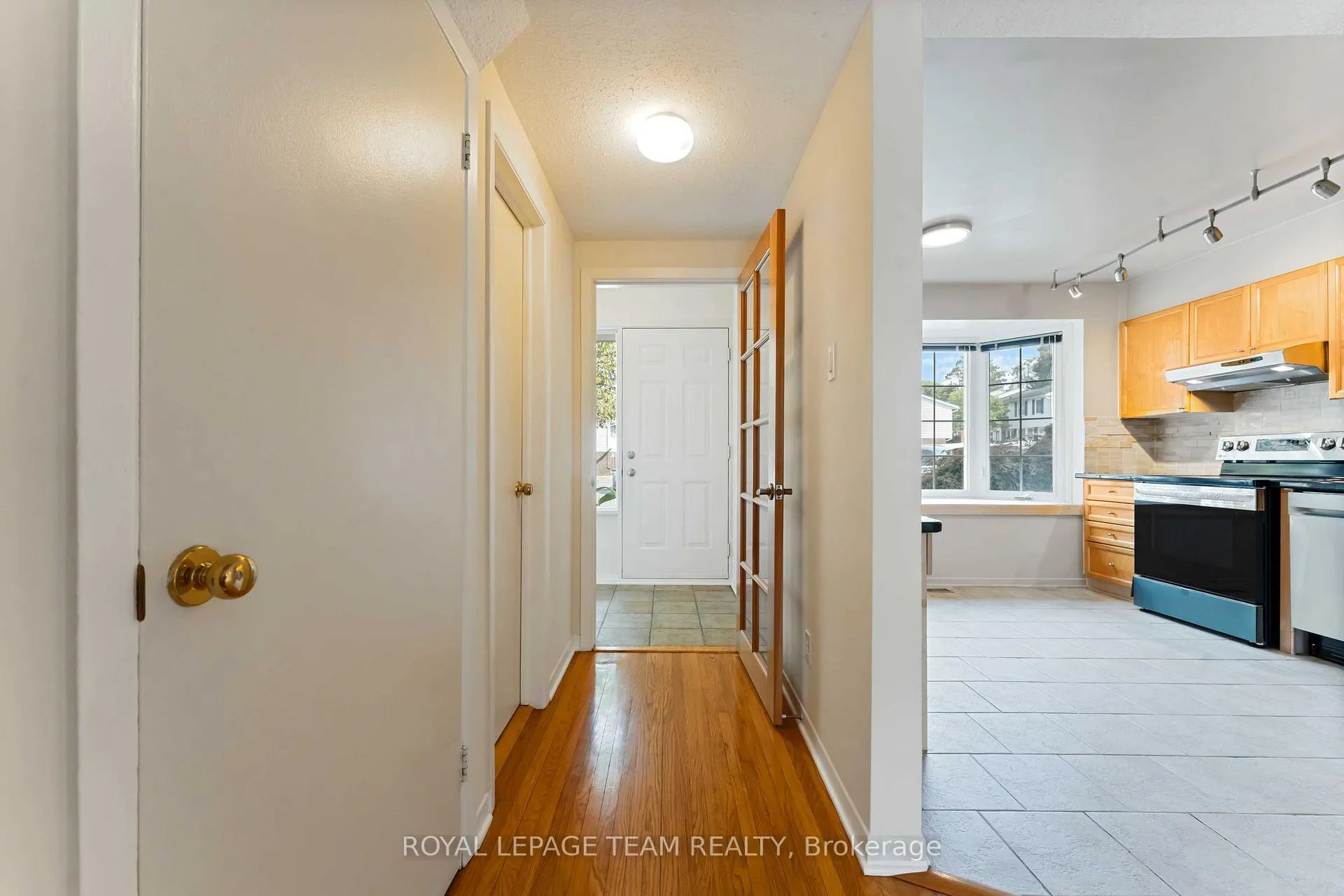 Photo 3 of 2664 Draper Avenue, Ottawa, Redwood Park — HOMEH