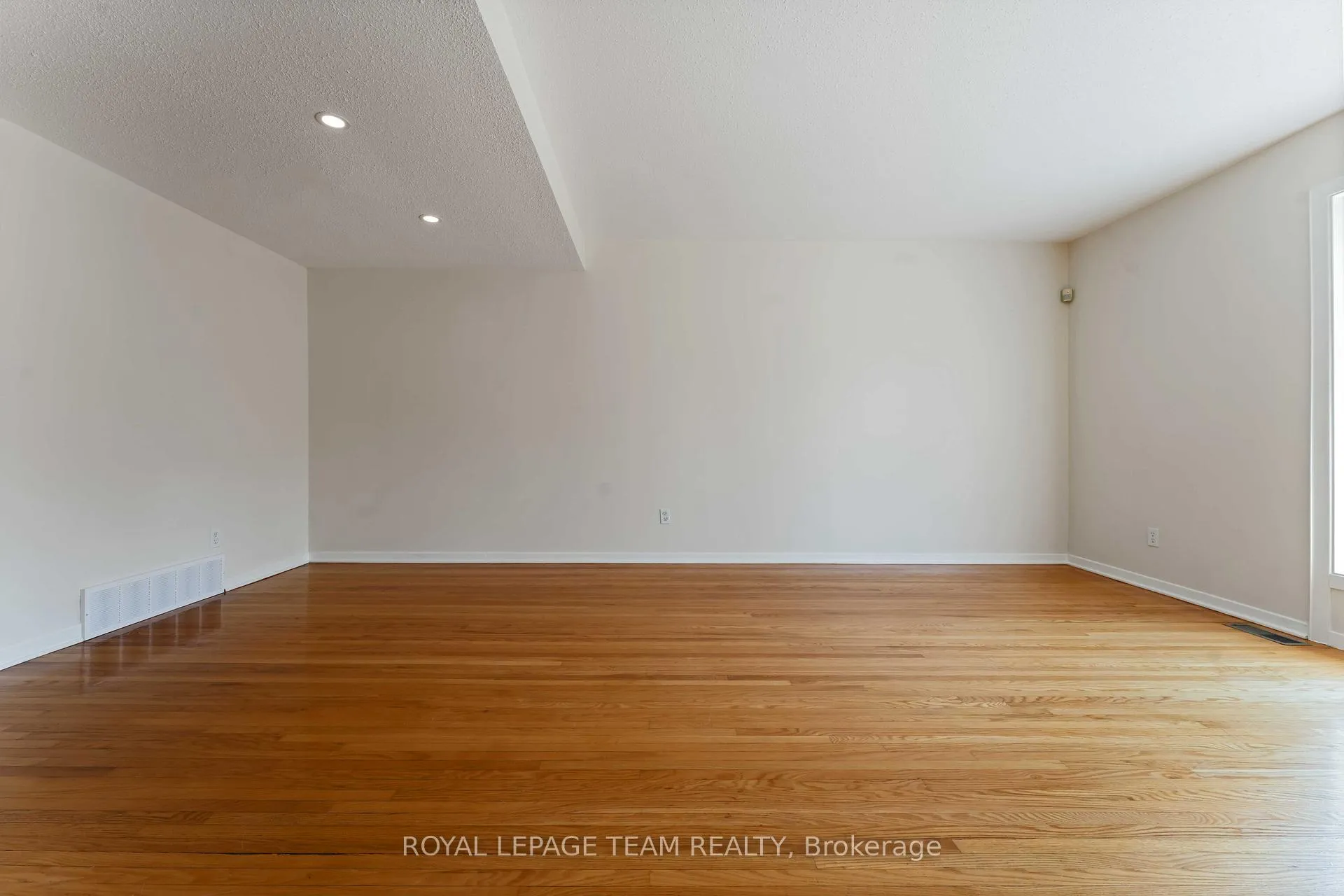 Photo 9 of 2664 Draper Avenue, Ottawa, Redwood Park — HOMEH
