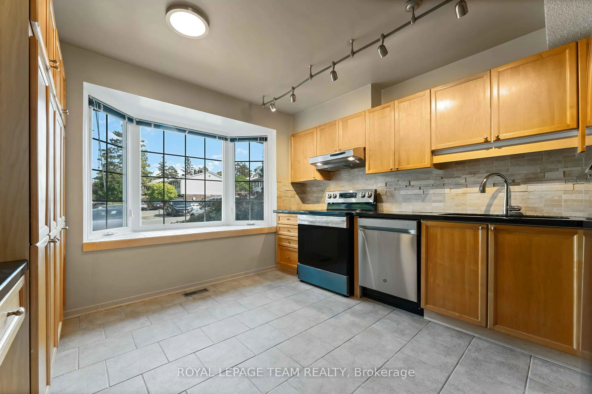 Photo 10 of 2664 Draper Avenue, Ottawa, Redwood Park — HOMEH