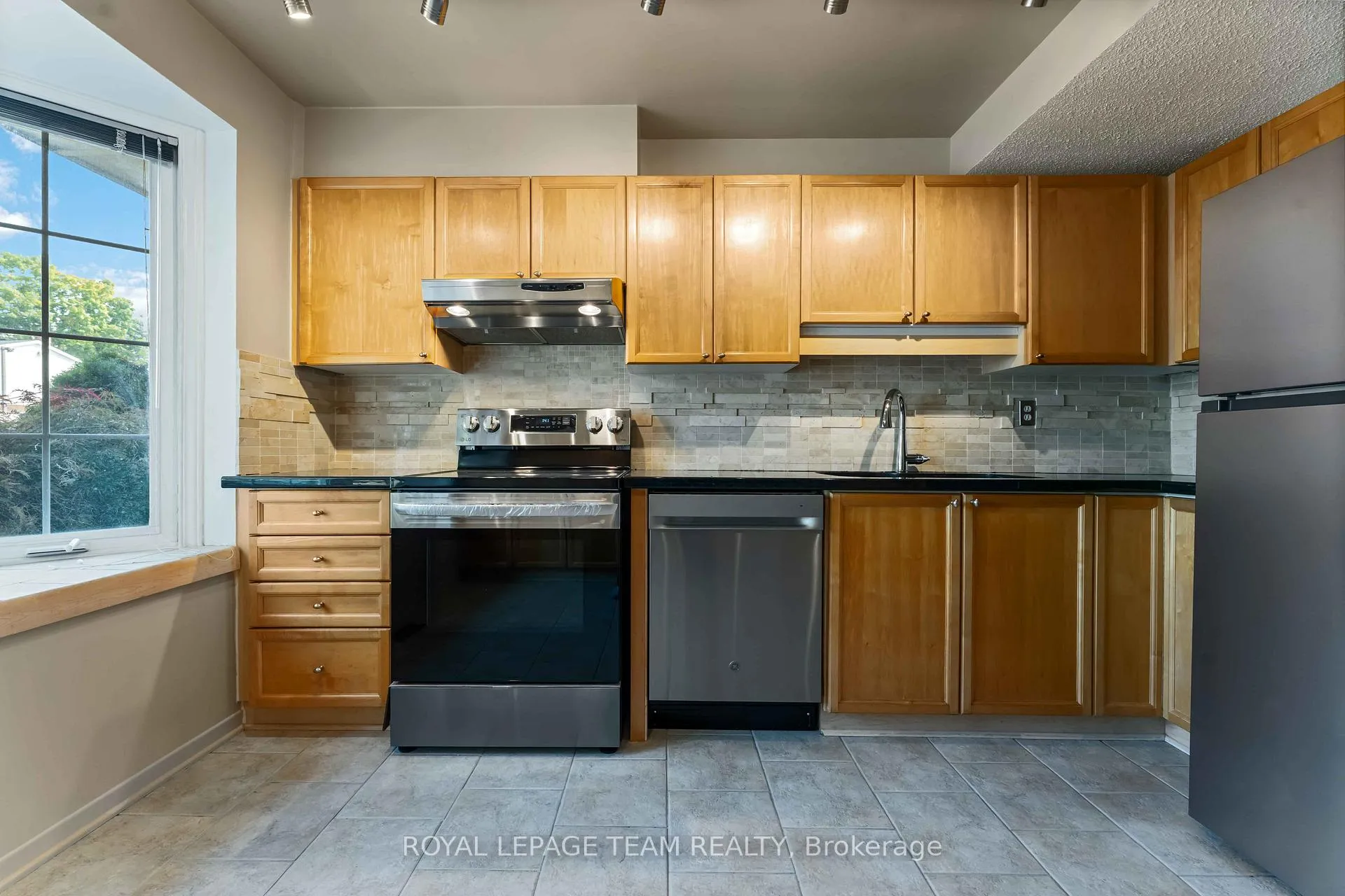 Photo 11 of 2664 Draper Avenue, Ottawa, Redwood Park — HOMEH