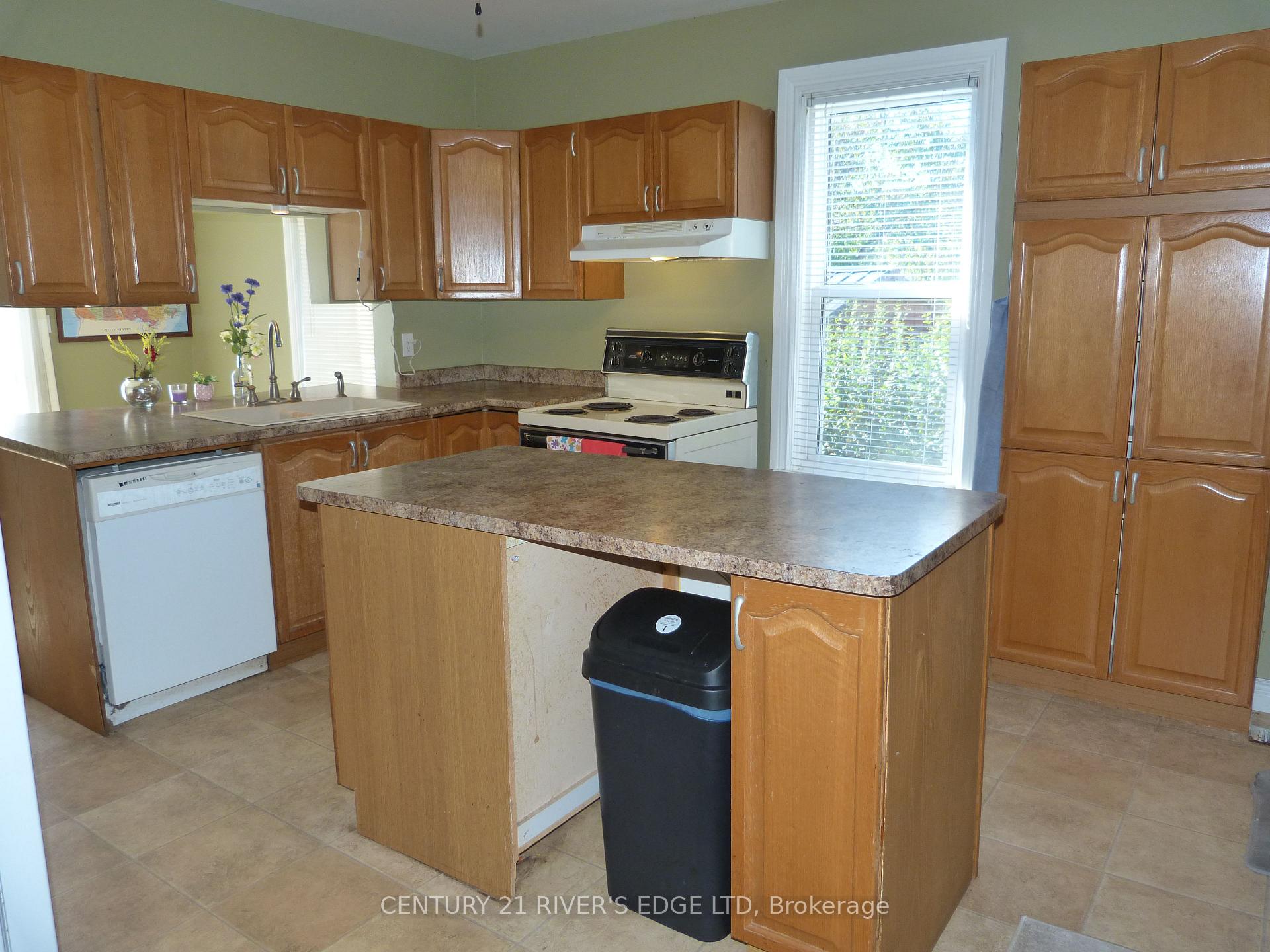 Photo 15 of 453 May Street, North Dundas, Winchester — HOMEH