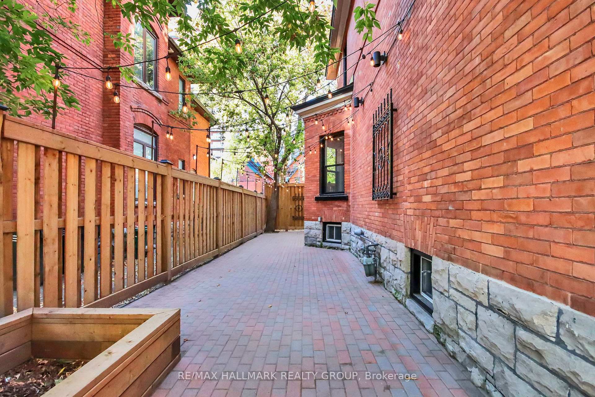 Photo 3 of 421 Gilmour Street, Ottawa, Ottawa Centre — HOMEH