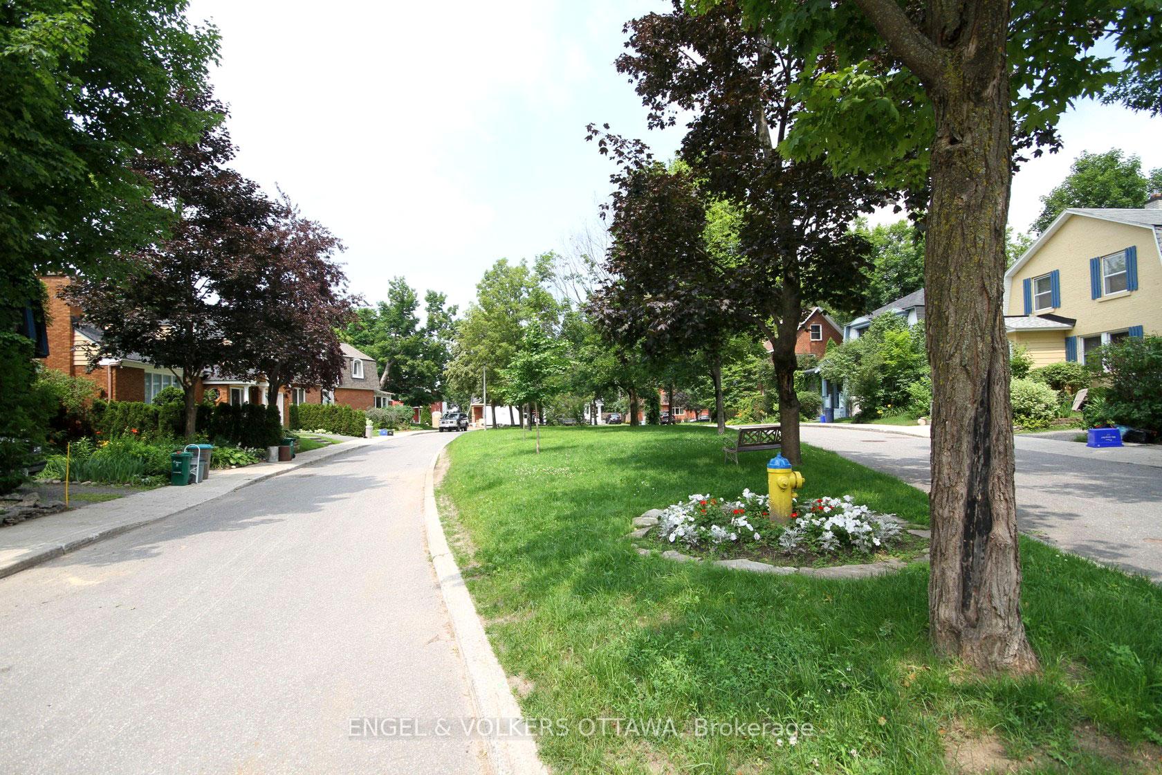 Photo 2 of 6 Rock Avenue, Ottawa, Lindenlea — HOMEH