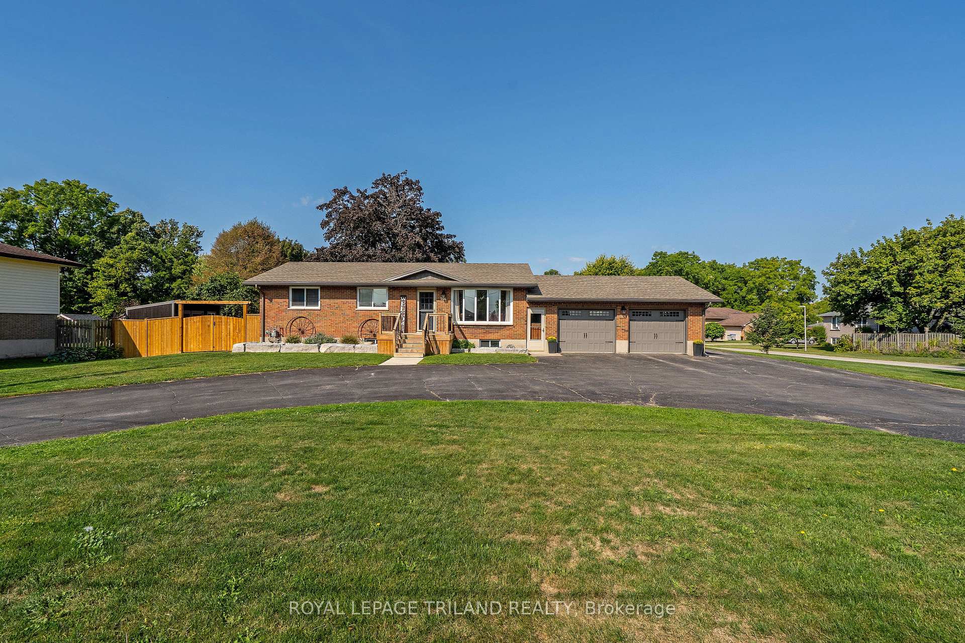 Photo 2 of 177 Queen Street, North Middlesex, Ailsa Craig — HOMEH
