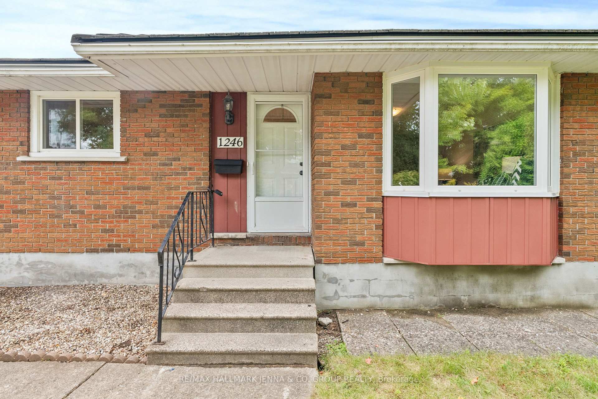Photo 3 of 1246 Cobden Road, Ottawa, Queensway Terrace South/Ridgeview — HOMEH
