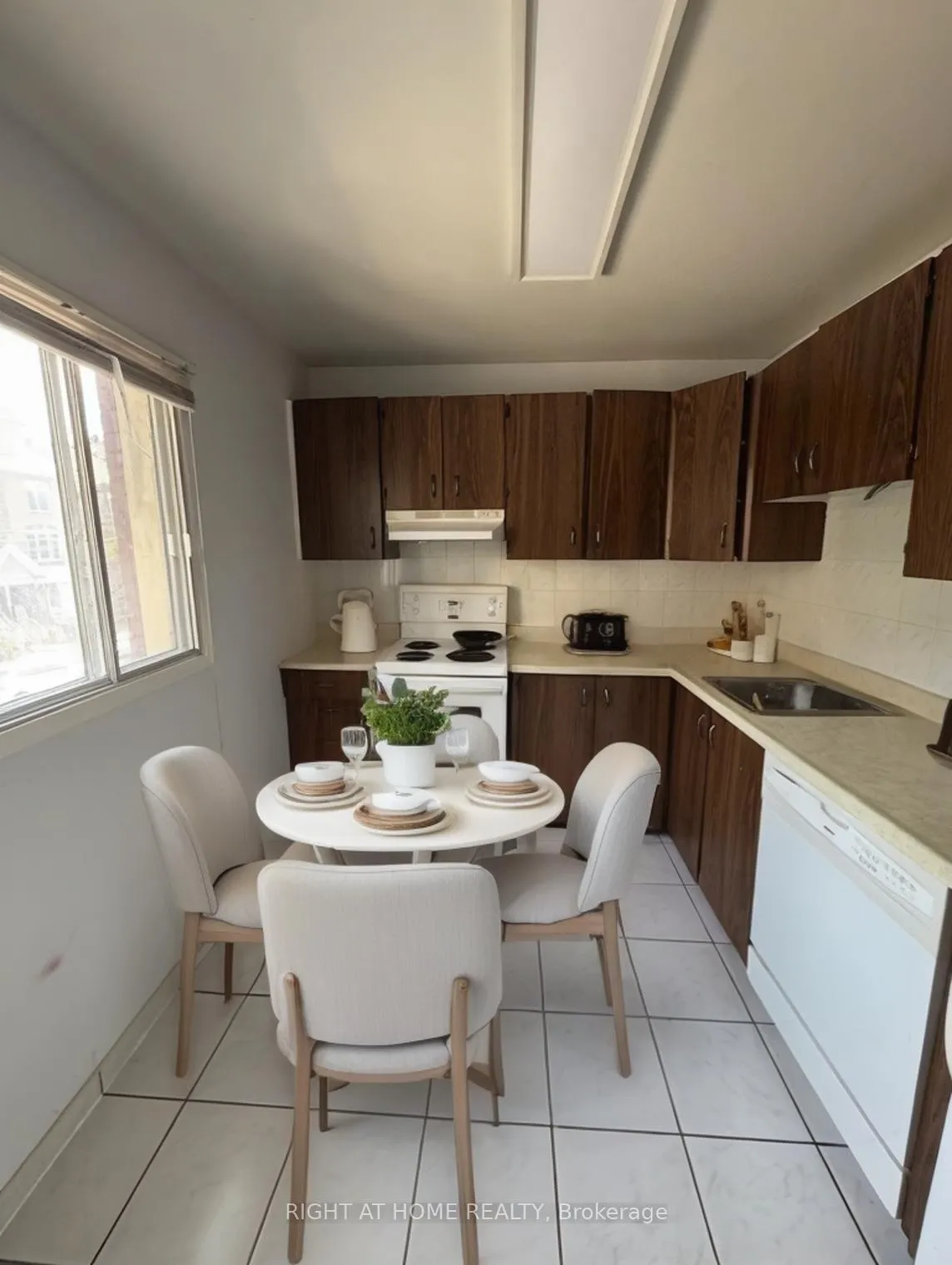 Photo 3 of Unit 2, 222 Lyon Street N, Ottawa, Ottawa Centre — HOMEH