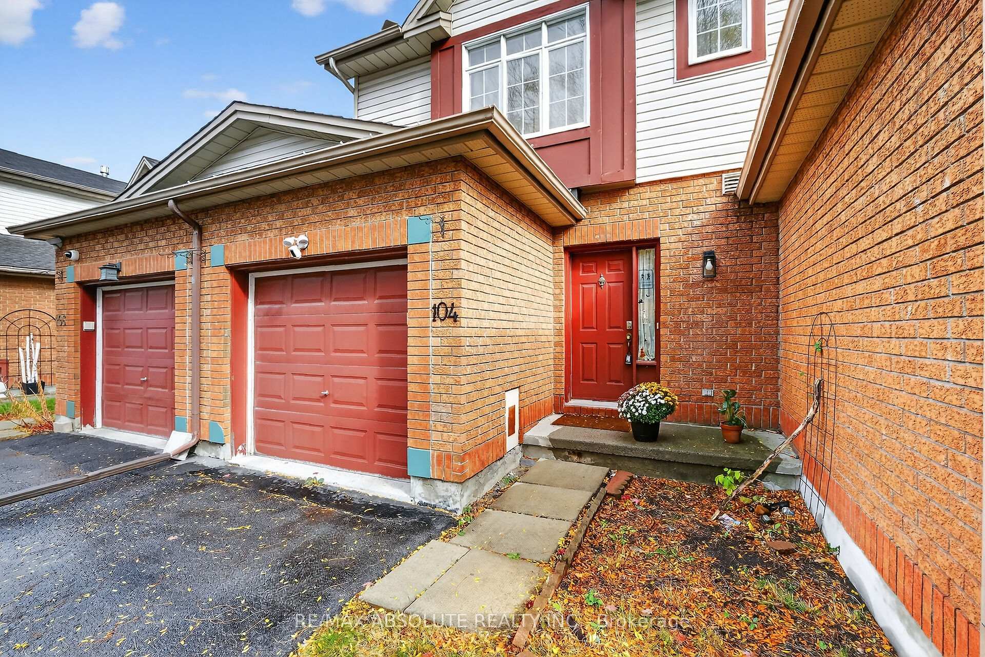 Photo 4 of 104 College Circle, Ottawa, Castle Heights — HOMEH