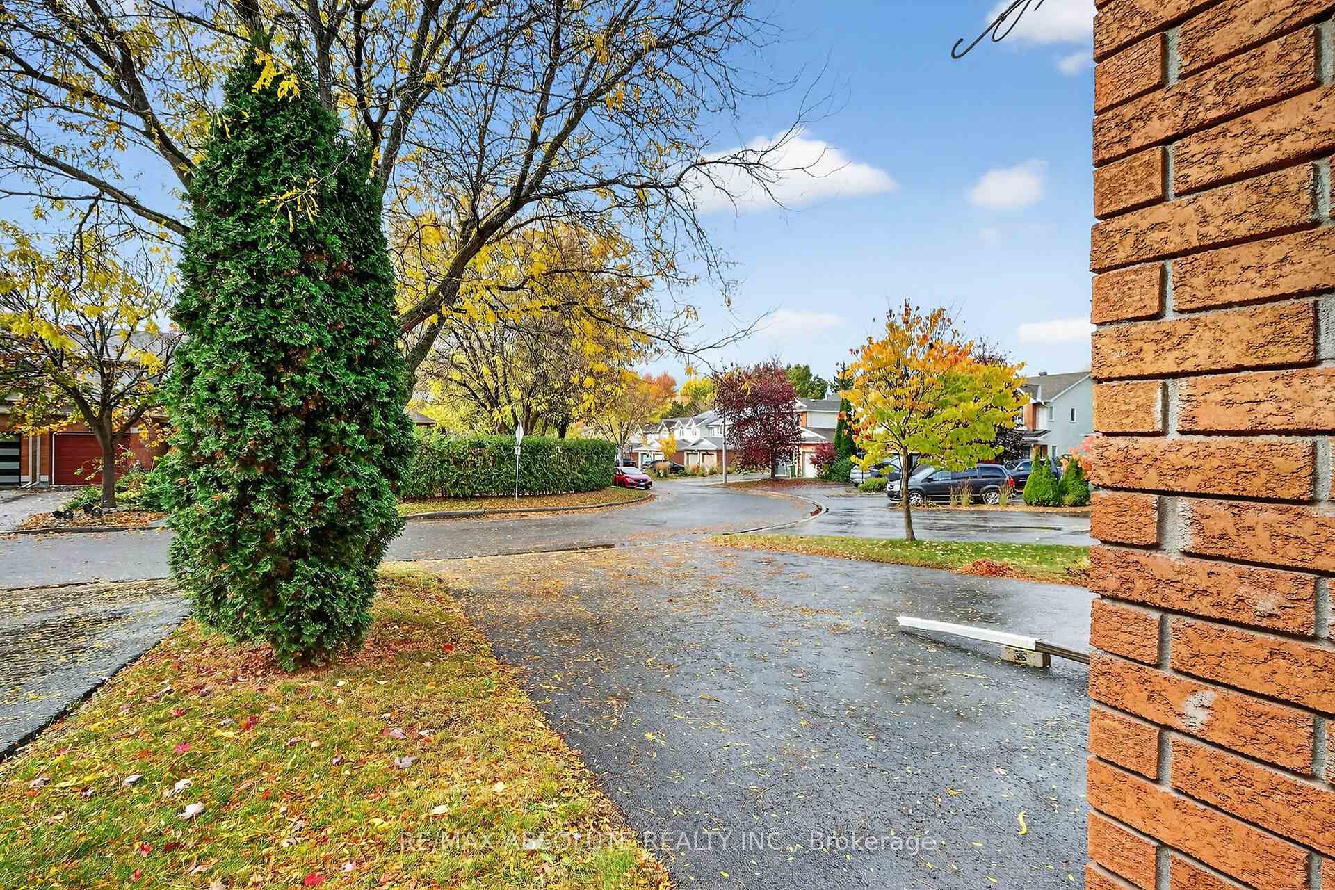 Photo 5 of 104 College Circle, Ottawa, Castle Heights — HOMEH