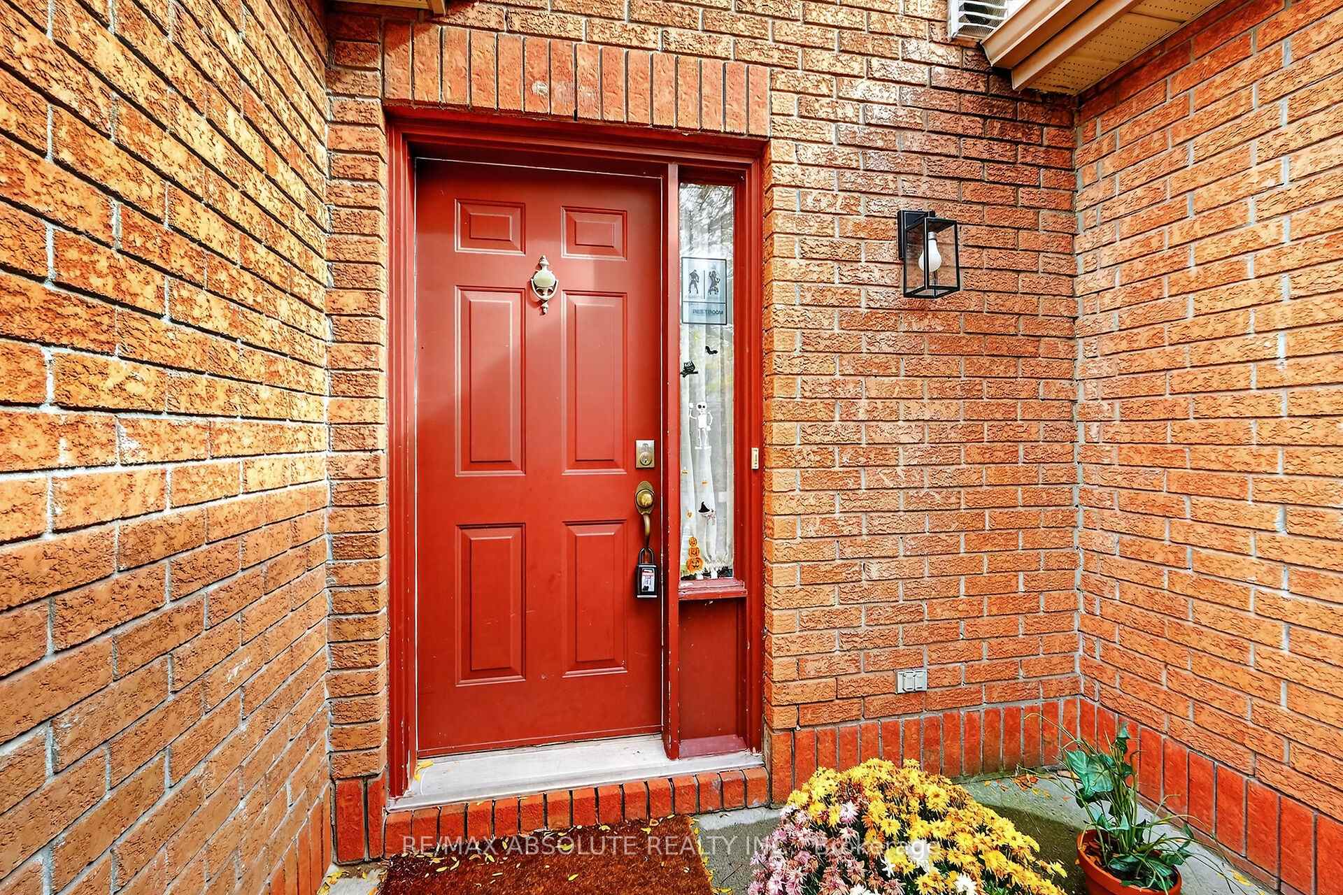 Photo 6 of 104 College Circle, Ottawa, Castle Heights — HOMEH