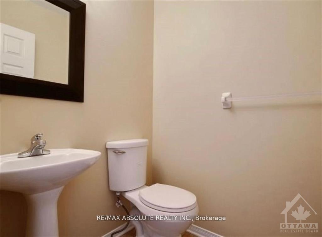 Photo 8 of 104 College Circle, Ottawa, Castle Heights — HOMEH