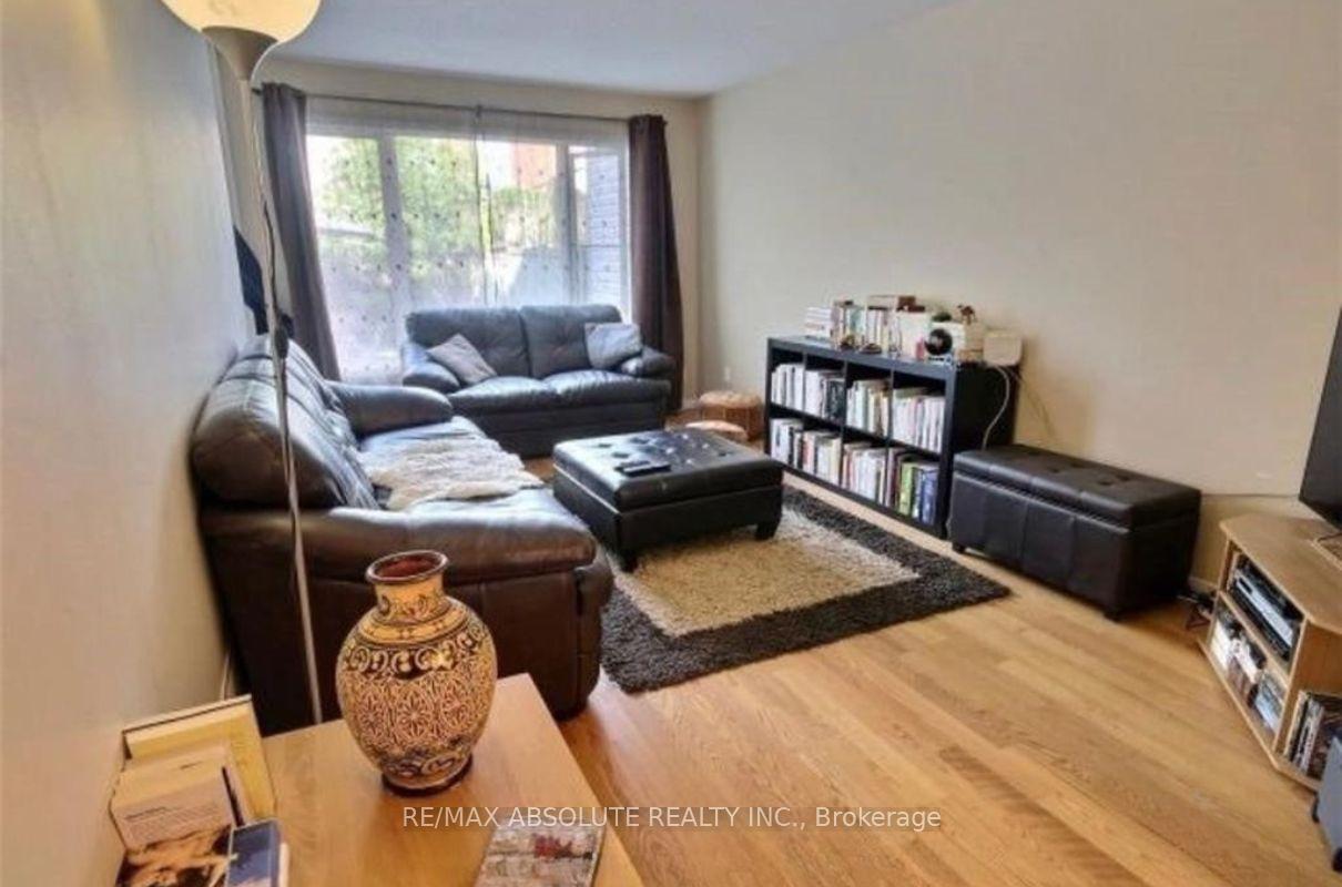 Photo 10 of 104 College Circle, Ottawa, Castle Heights — HOMEH