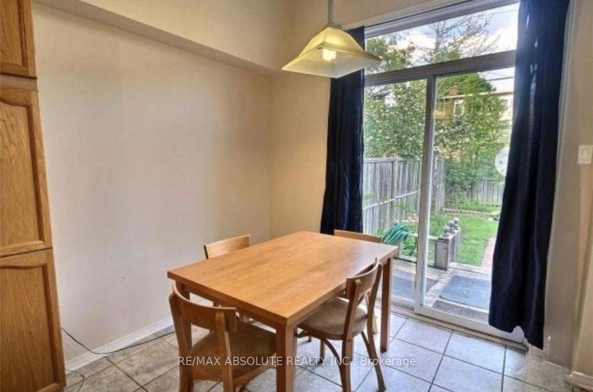 Photo 12 of 104 College Circle, Ottawa, Castle Heights — HOMEH