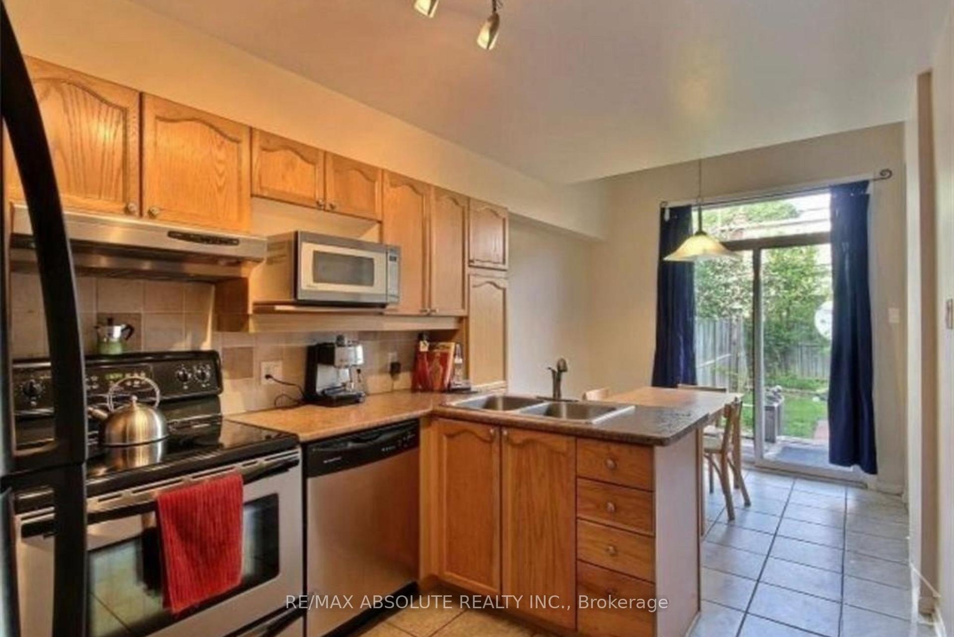 Photo 13 of 104 College Circle, Ottawa, Castle Heights — HOMEH