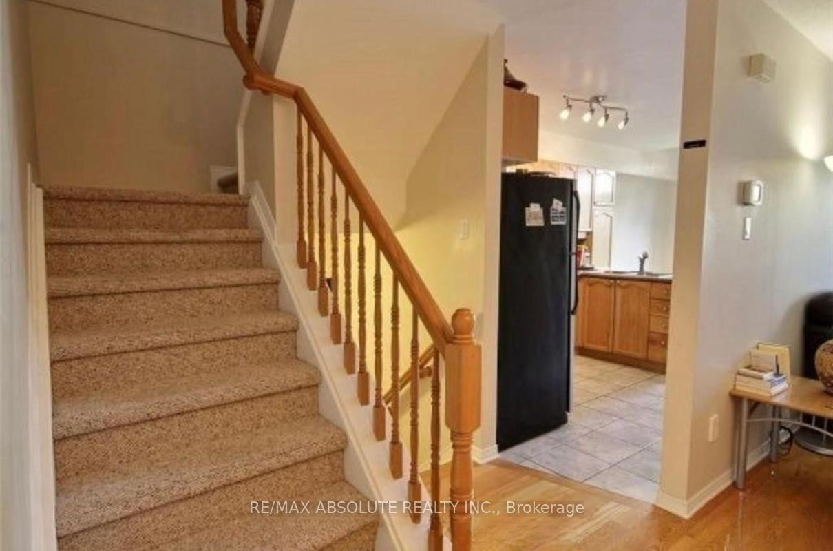 Photo 14 of 104 College Circle, Ottawa, Castle Heights — HOMEH