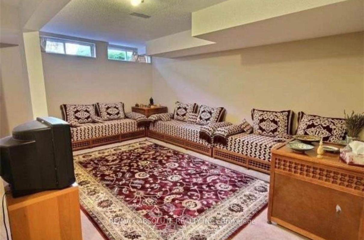 Photo 18 of 104 College Circle, Ottawa, Castle Heights — HOMEH