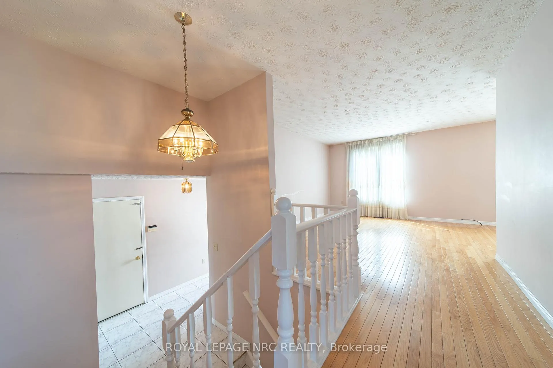 Photo 2 of 6399 Riall Street, Niagara Falls, Stamford — HOMEH